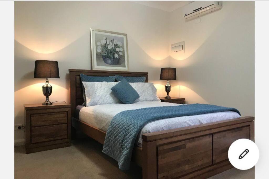 Design/bright/cosy Townhouse Between Airport &city *