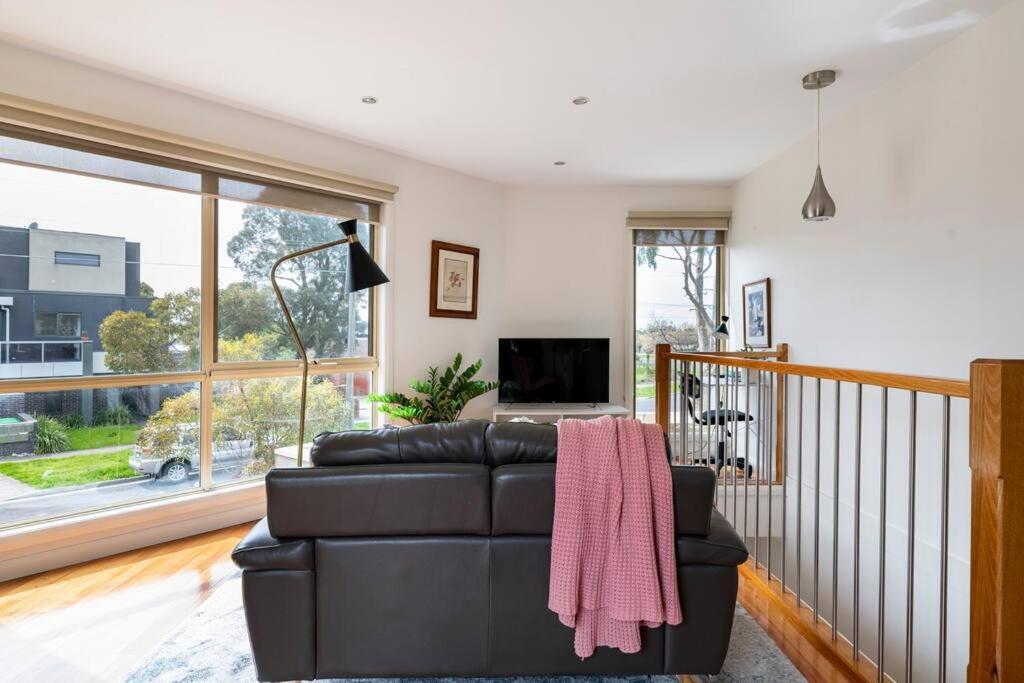 Design/bright/cosy Townhouse Between Airport &city Apartment *
