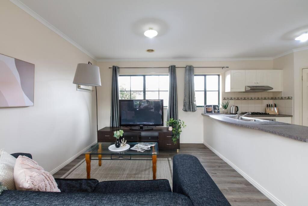 Heart Of Mckinnon Units By Ready Set Host Melbourne