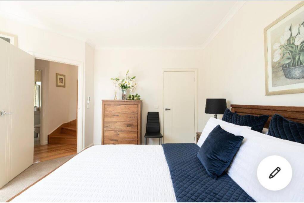 Design/bright/cosy Townhouse Between Airport &city *