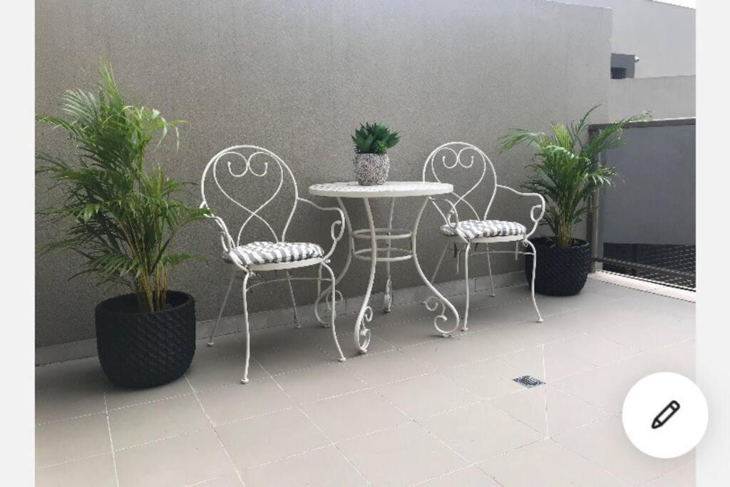 Apartment Design/bright/cosy Townhouse Between Airport &city *