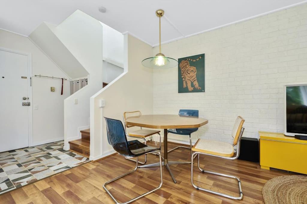 Carlton Dream: Leafy 2bed 2bath Lygon Str Townhouse Apartment Melbourne