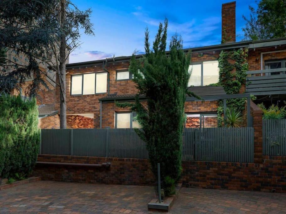 Carlton Dream: Leafy 2bed 2bath Lygon Str Townhouse Apartment Melbourne