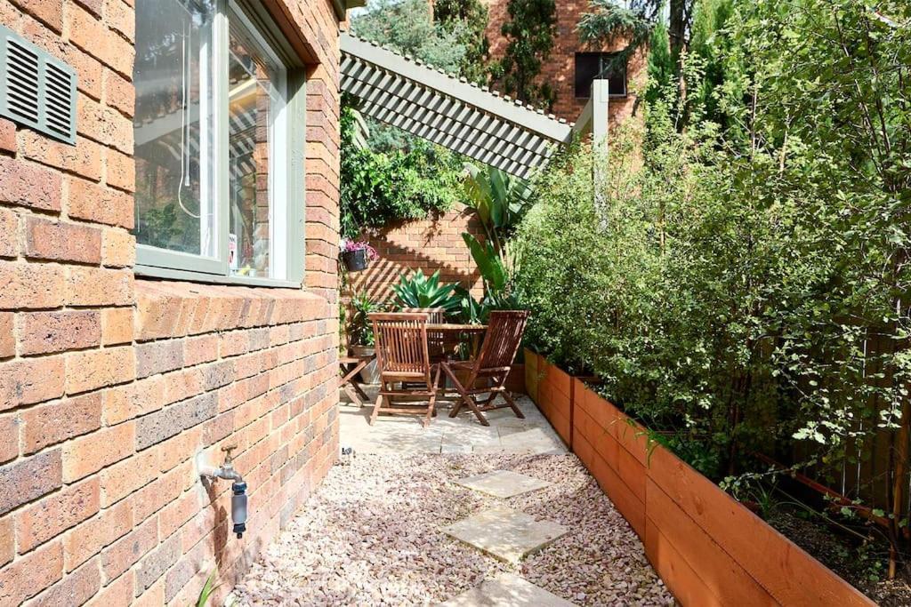 Carlton Dream: Leafy 2bed 2bath Lygon Str Townhouse Melbourne