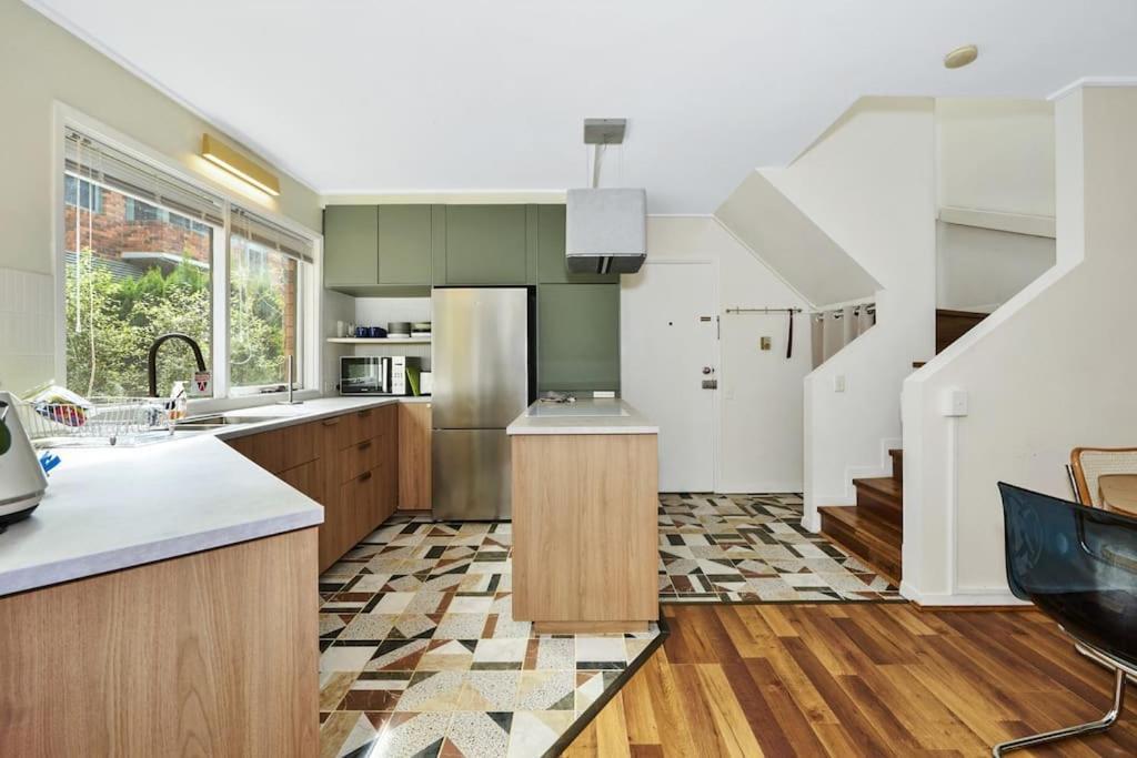 Carlton Dream: Leafy 2bed 2bath Lygon Str Townhouse * Melbourne