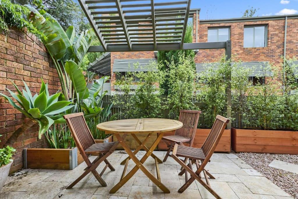 Carlton Dream: Leafy 2bed 2bath Lygon Str Townhouse