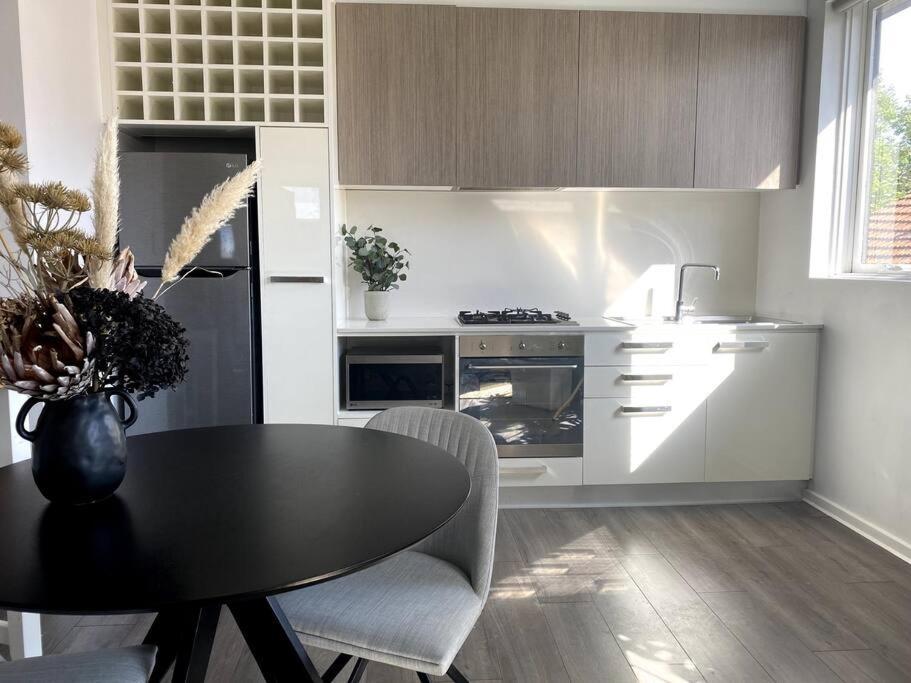 Moments To Elwood And Village Apartment *