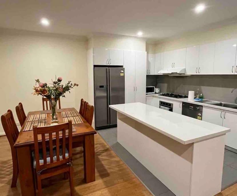 Spacious & Sunny 2br With Garage,11 Min To Airport Holiday home Melbourne