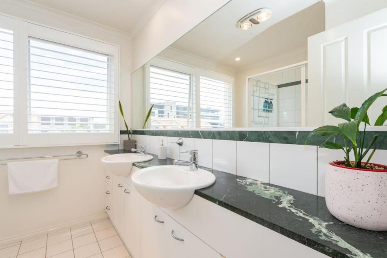 Brunswick 3bdrm Townhouse, With Parking By Custom Hosting