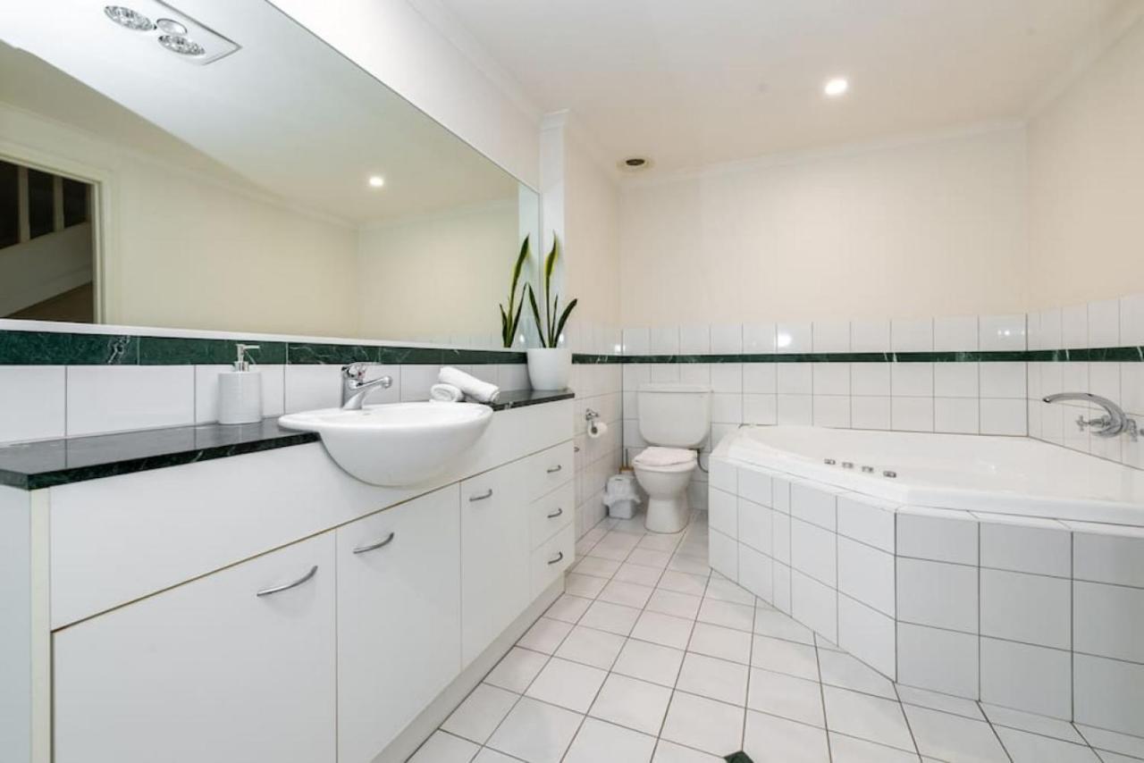 Brunswick 3bdrm Townhouse, With Parking By Custom Hosting
