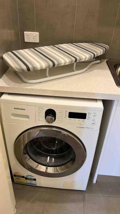 Spacious & Sunny 2br With Garage,11 Min To Airport Melbourne