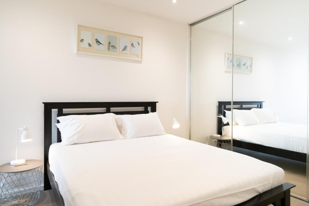 2 Bedroom Cbd Living With Pool, Gym & Tennis Court * Melbourne