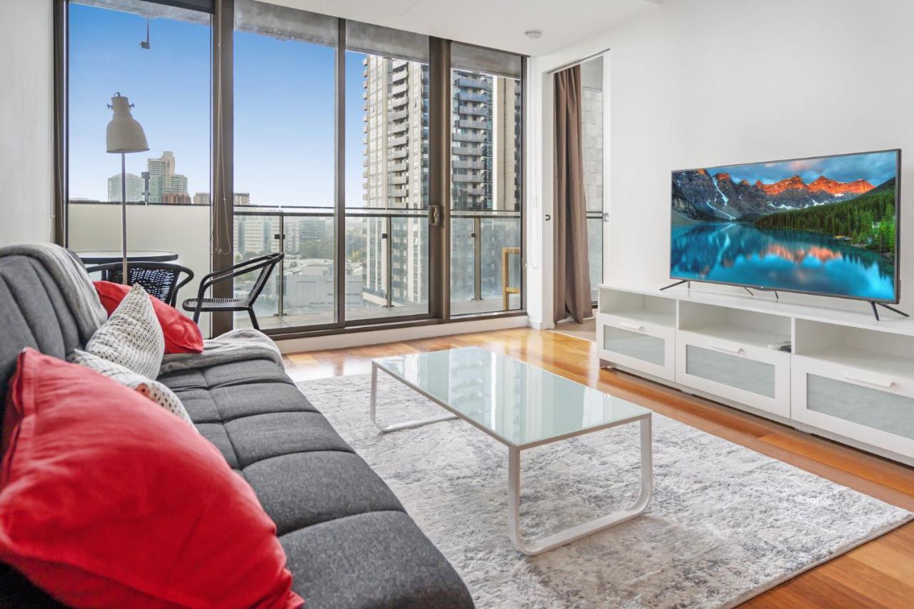 Apartment 2 Bedroom Cbd Living With Pool, Gym & Tennis Court *