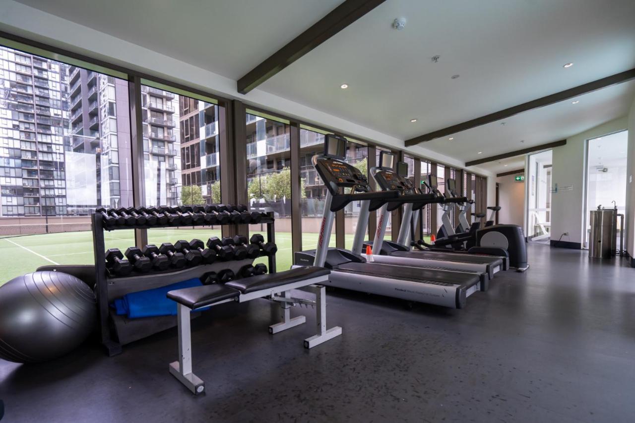 2 Bedroom Cbd Living With Pool, Gym & Tennis Court *