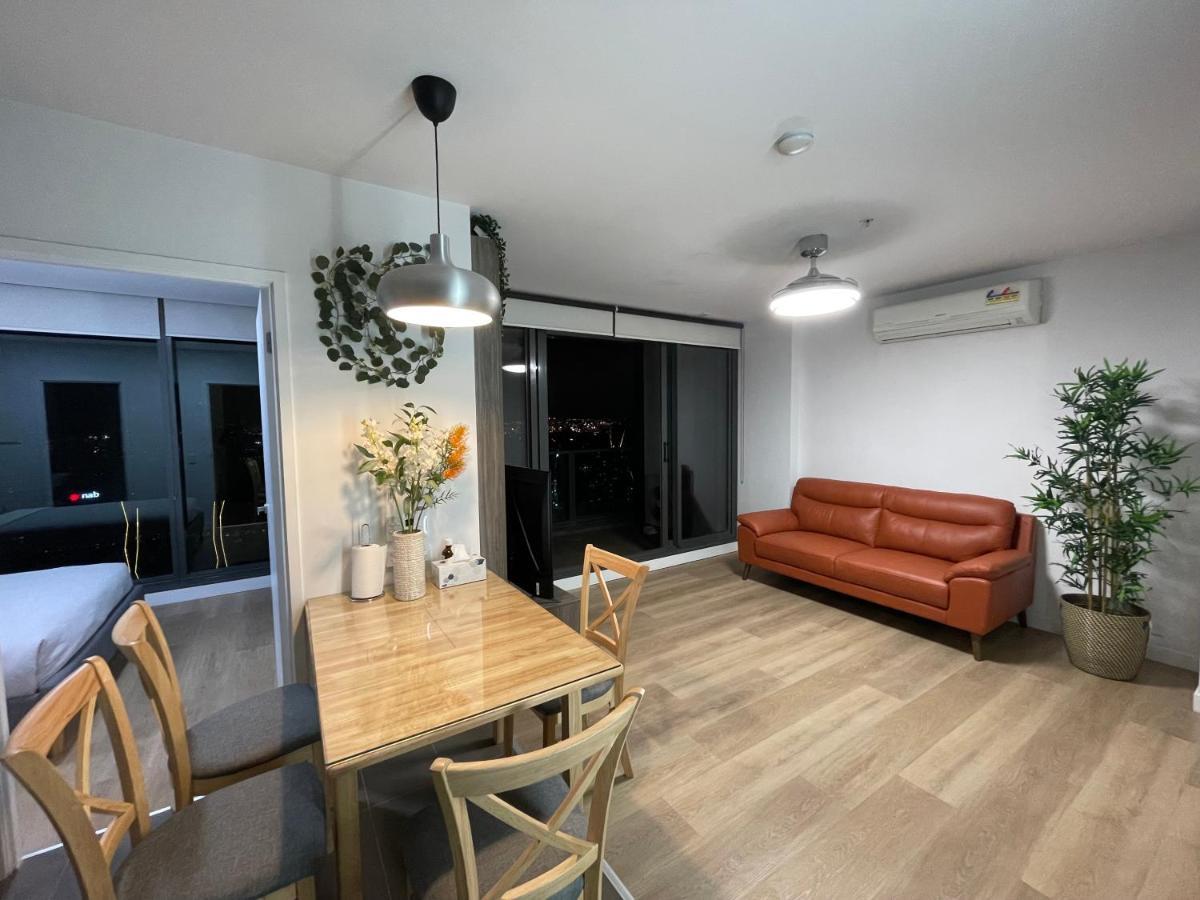 Super Luxury 2 Bedroom Well Furnished With Marvellous Views Convenient Location 1 Free Parking Apartment