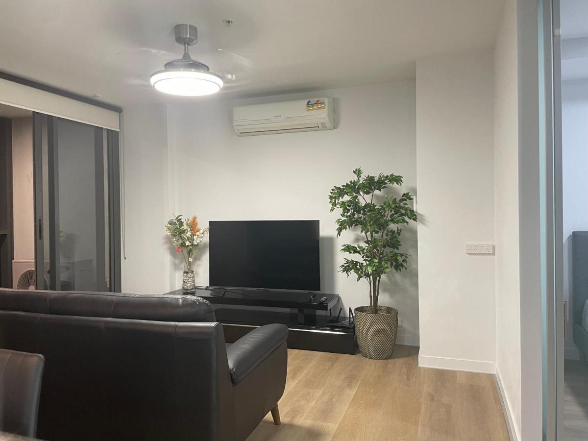 Super Luxury 2 Bedroom Well Furnished With Marvellous Views Convenient Location 1 Free Parking Apartment *