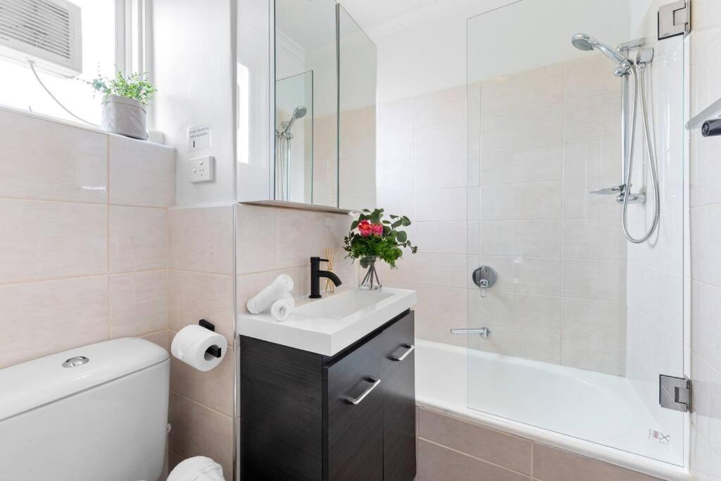 Apartment Bright And Sunny Gem On Hotham Melbourne