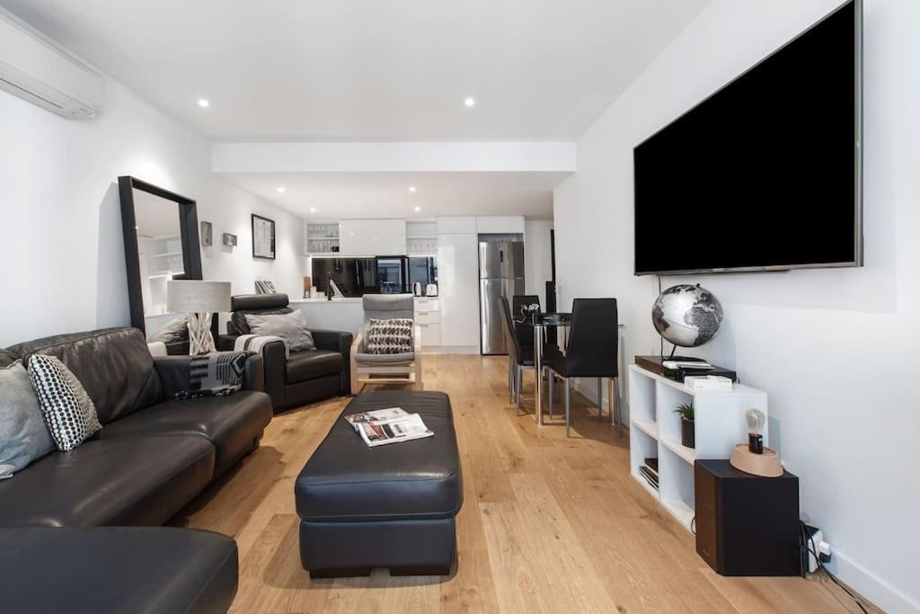 Stylish W/ Stunning Rooftop Views & Hot Tub Apartment Melbourne