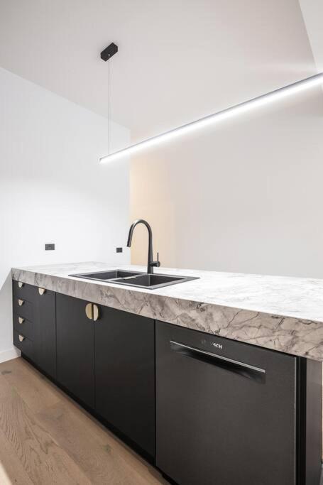 Entire House - The Charmer Apartment