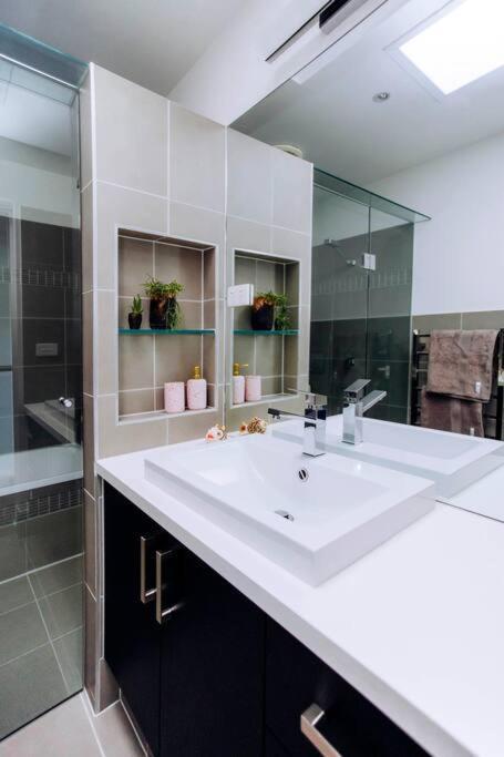 Apartment Townhouse Close To Tennis & Mcg With Free Parking