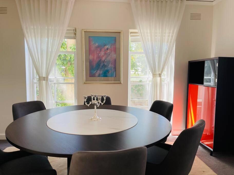 Royal Executive Living Toorak Whitehouse Corporate Estate Villa Melbourne