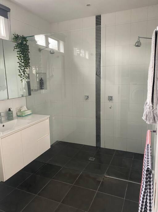 Entire Contemporary In Ascot Vale * Melbourne