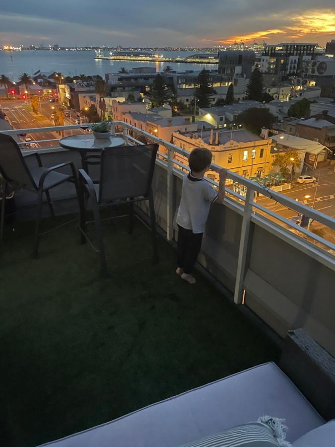 Apartment Beautiful Bay Views Huge 3-bedroom Office, Pool, Gym, 2 Car Spaces And So Much *