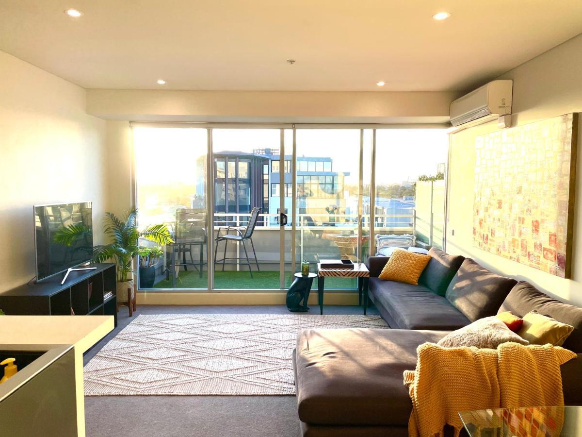 Apartment Beautiful Bay Views Huge 3-bedroom Office, Pool, Gym, 2 Car Spaces And So Much Melbourne