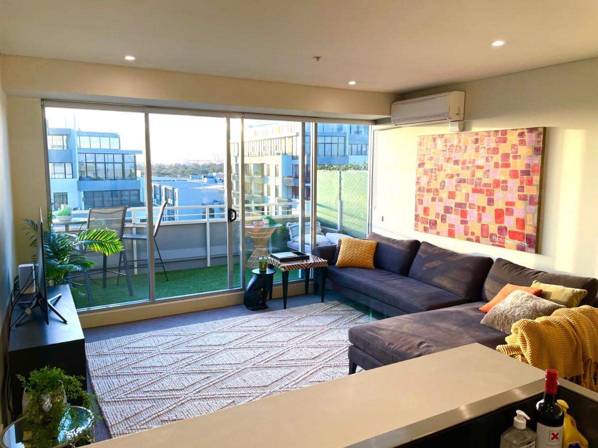 Beautiful Bay Views Huge 3-bedroom Office, Pool, Gym, 2 Car Spaces And So Much Melbourne