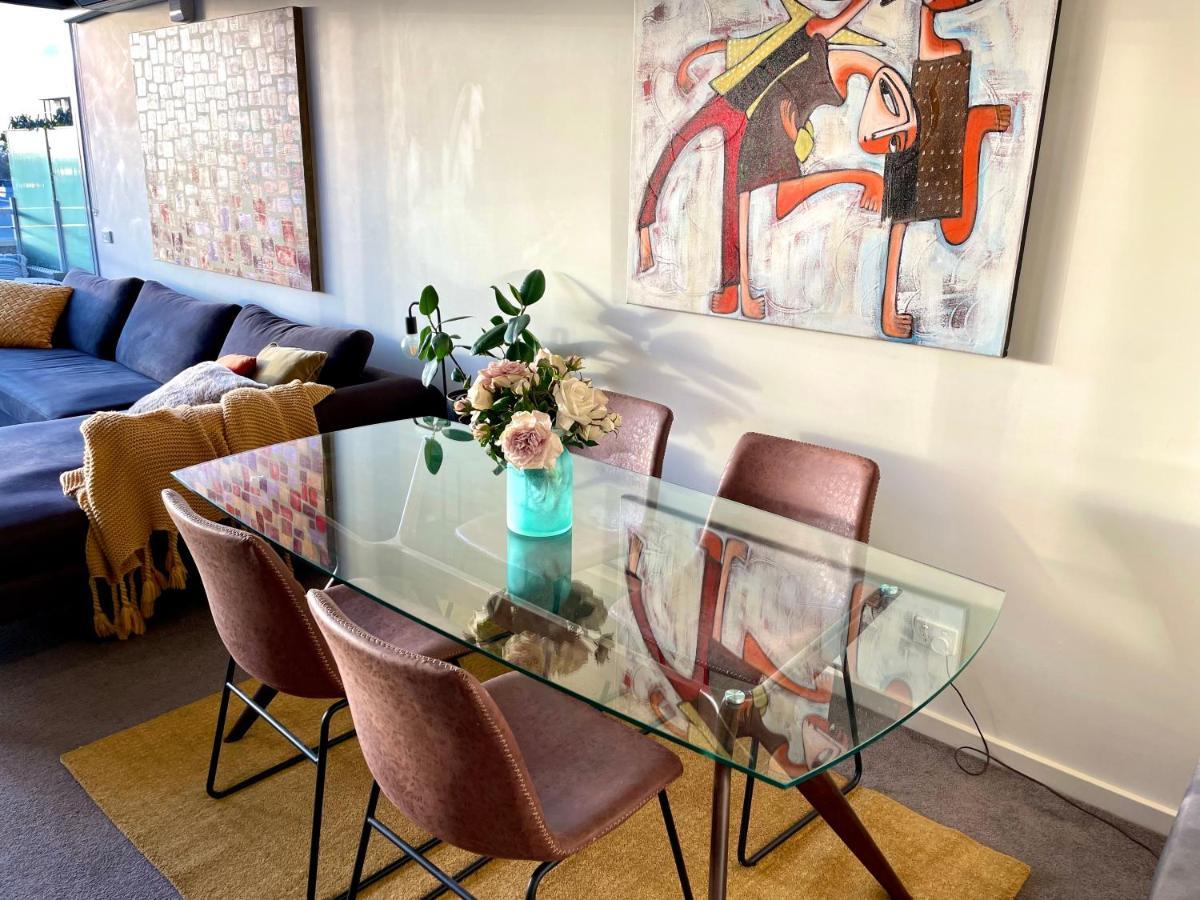 Apartment Beautiful Bay Views Huge 3-bedroom Office, Pool, Gym, 2 Car Spaces And So Much