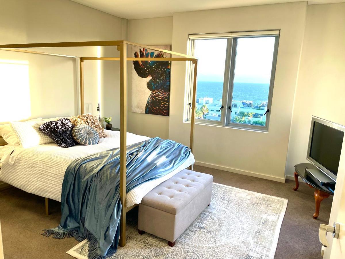 Beautiful Bay Views Huge 3-bedroom Office, Pool, Gym, 2 Car Spaces And So Much * Melbourne
