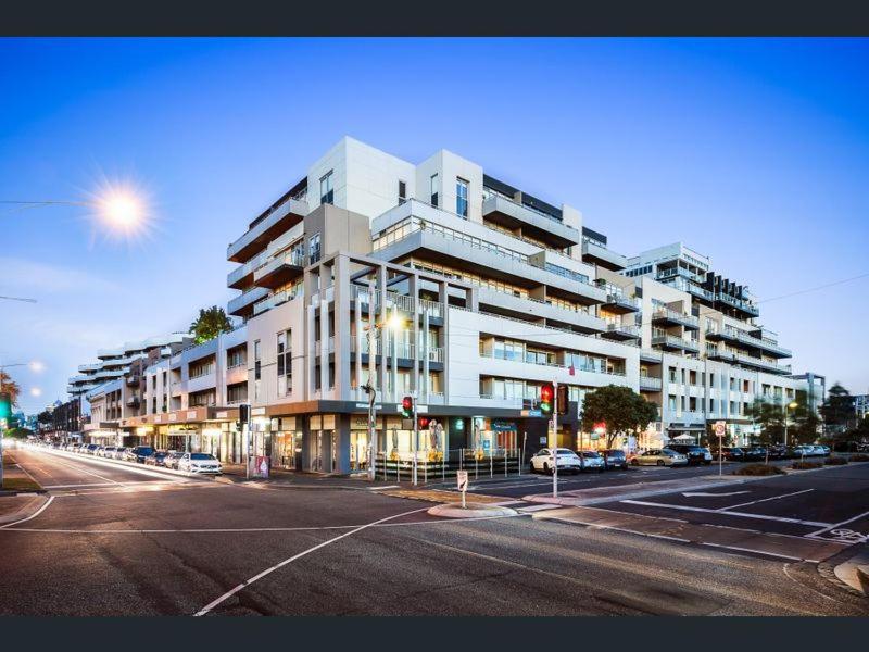 Beautiful Bay Views Huge 3-bedroom Office, Pool, Gym, 2 Car Spaces And So Much * Melbourne