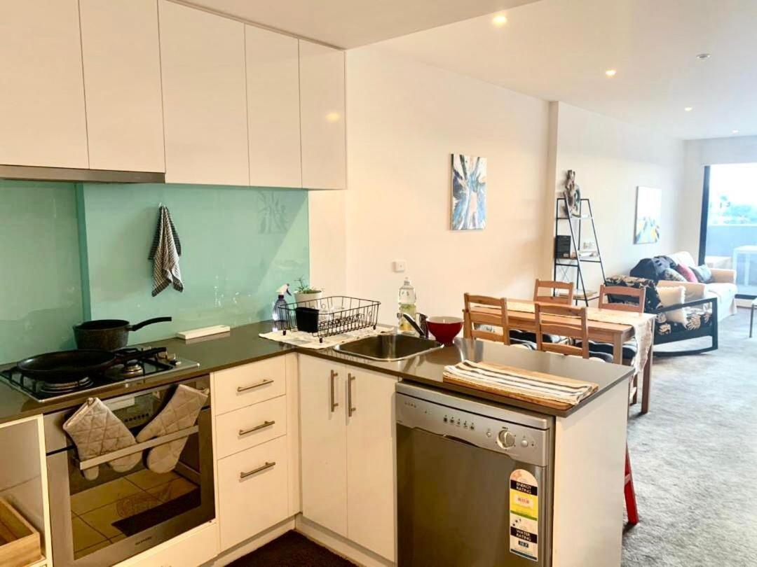 Shared Homestay Tranquil Art Deco Private With Private Bathroom In Brunswick *