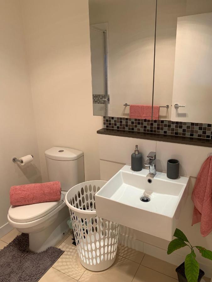 Hospedagem domiciliar Shared Homestay Tranquil Art Deco Private With Private Bathroom In Brunswick *