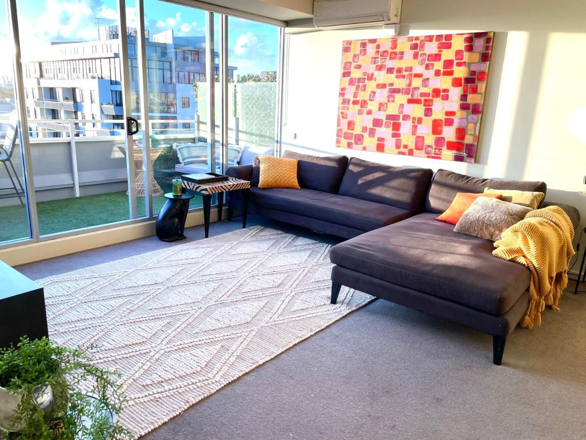 Beautiful Bay Views Huge 3-bedroom Office, Pool, Gym, 2 Car Spaces And So Much Apartment Melbourne