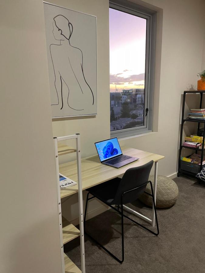 Apartment Beautiful Bay Views Huge 3-bedroom Office, Pool, Gym, 2 Car Spaces And So Much *