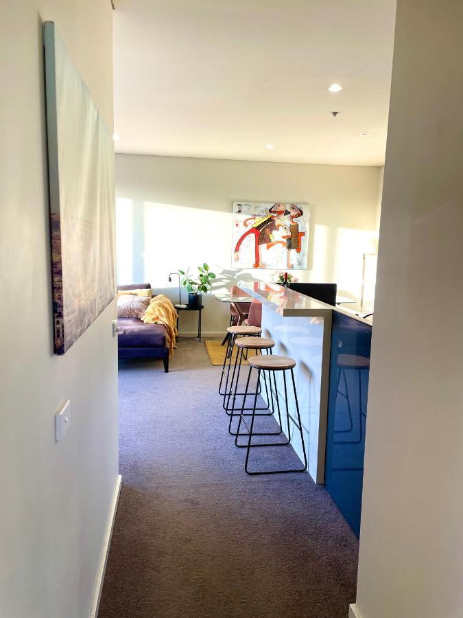 Beautiful Bay Views Huge 3-bedroom Office, Pool, Gym, 2 Car Spaces And So Much Apartment Melbourne