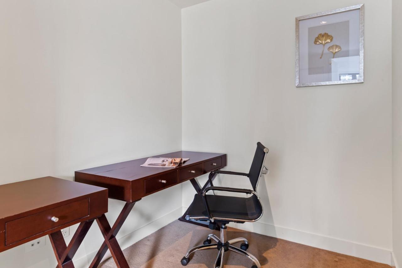 Modern Nomads At Freshwater Place Apartment