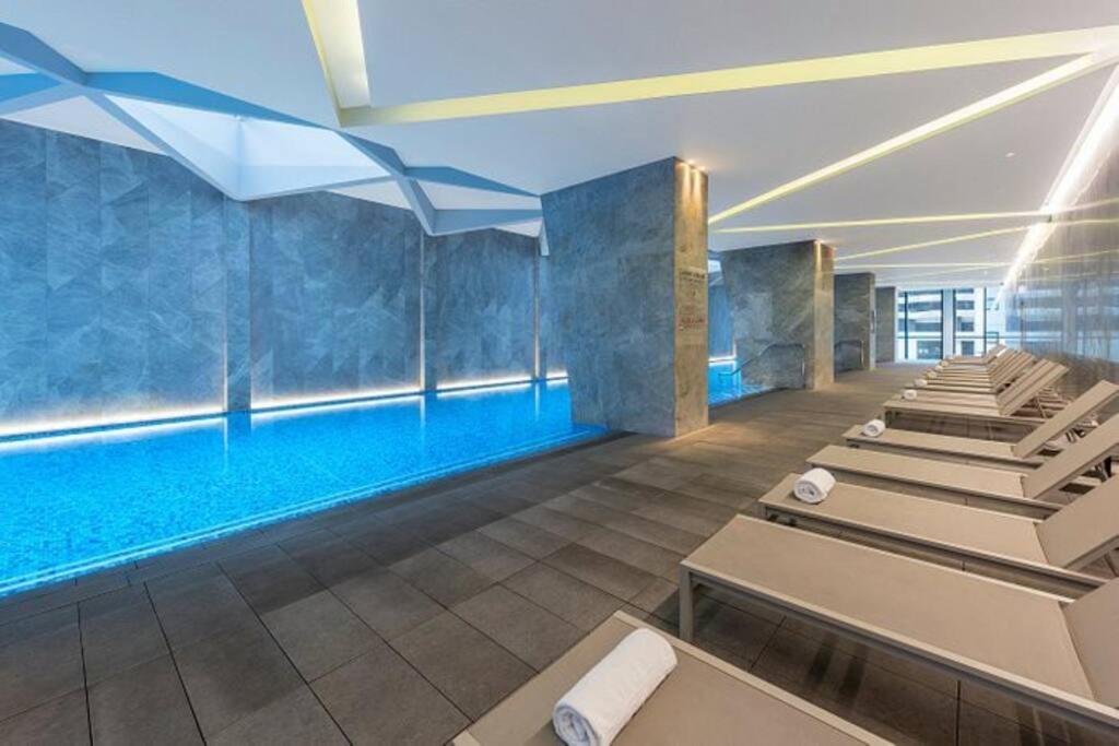 Contemporary Abode With Ultra Convenience Apartamento