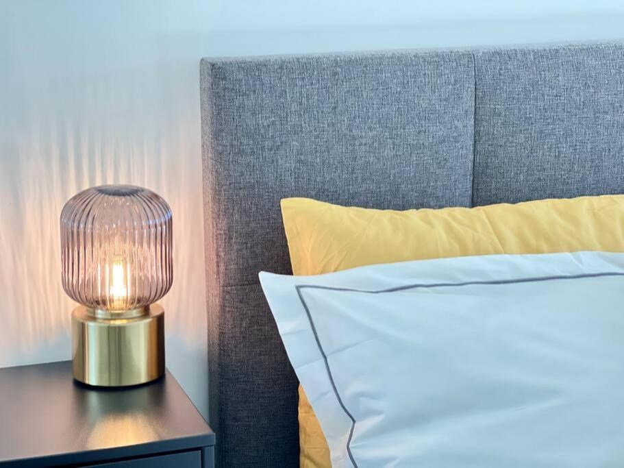 Apartment Stylish 1-bed With Spectacular Docklands Views *