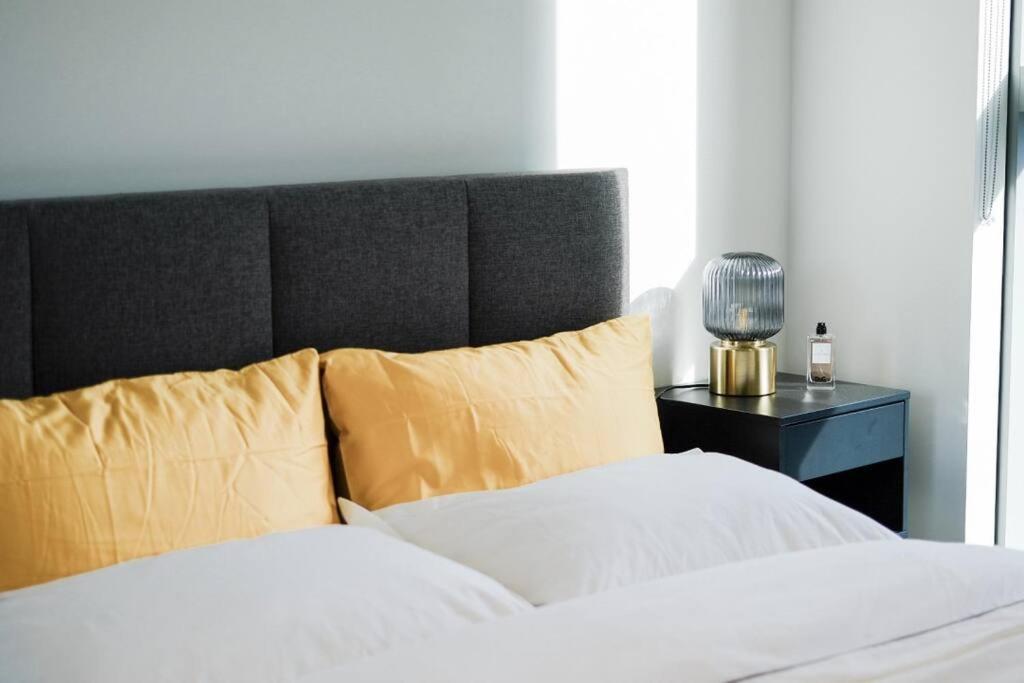 Apartment Stylish 1-bed With Spectacular Docklands Views *