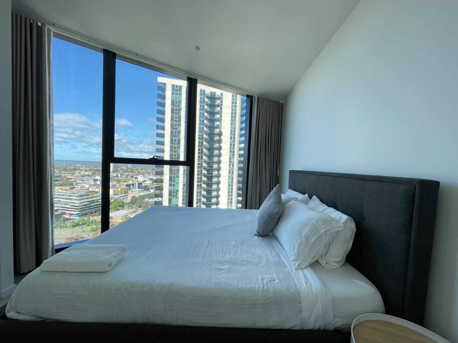 Modern 3br In High Rise W/ Sea View Incl Carpark Melbourne