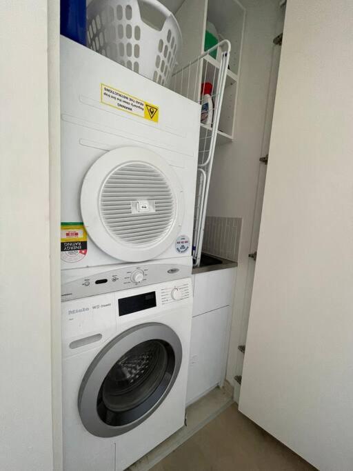 Modern 3br In High Rise W/ Sea View Incl Carpark * Melbourne