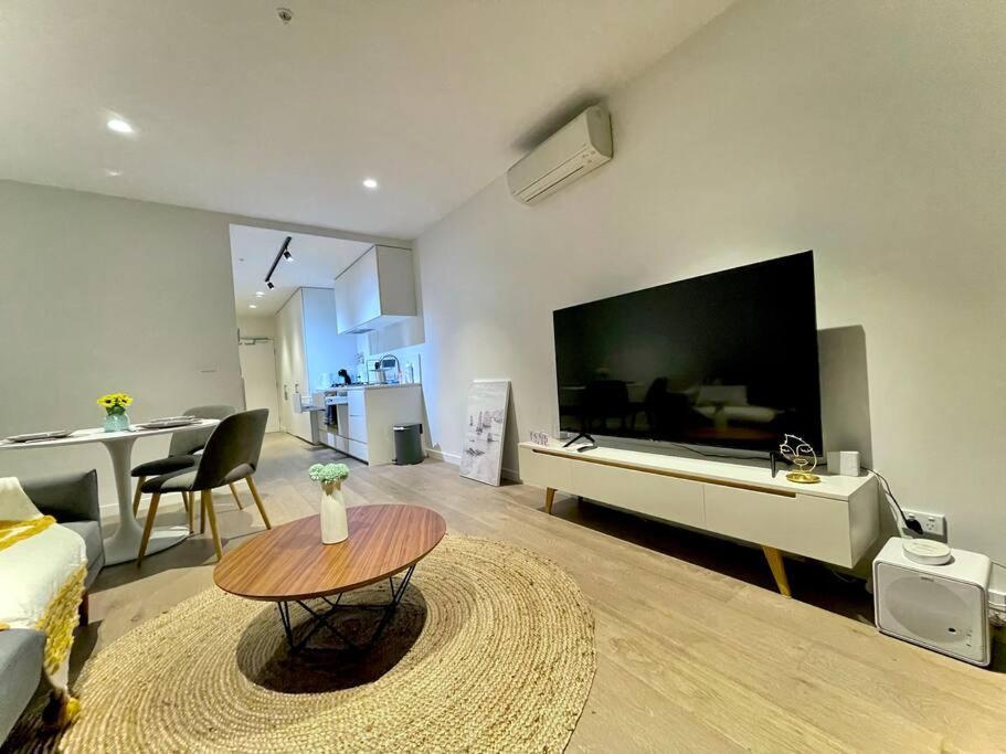 Stunning 1 Bedroom W Huge Balcony Next To Queen Vic Market Apartment *