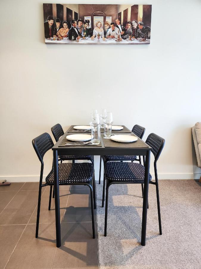 Modern 2-bedrooms With Parking Apartment *