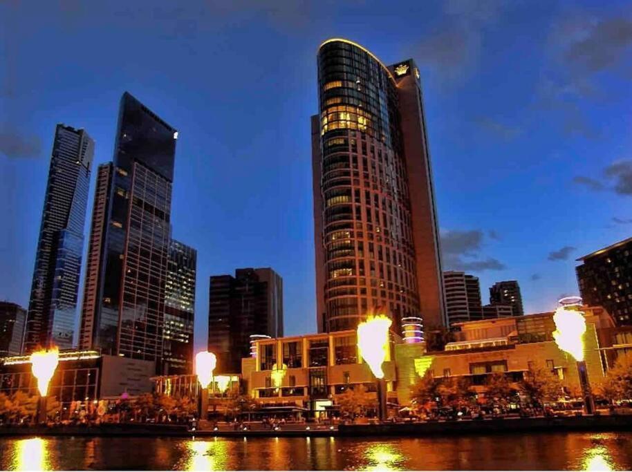 Modern 3br In High Rise W/ Sea View Incl Carpark * Melbourne