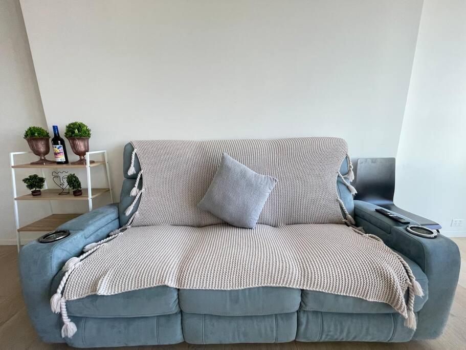Modern 3br In High Rise W/ Sea View Incl Carpark Apartment