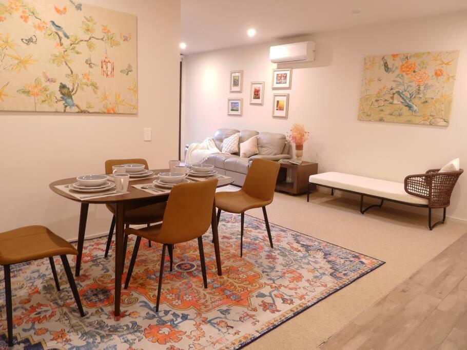 Caulfield Village Apartment *