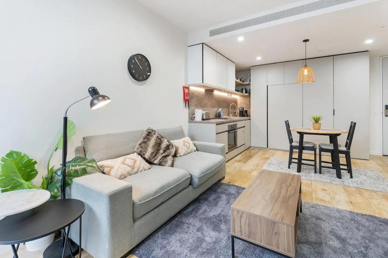 Stylish One Bd Hideaway In Essendon Apartment *