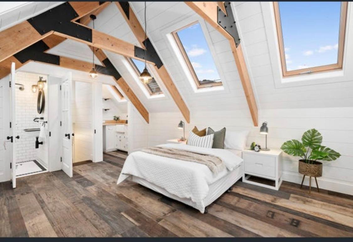 A Majestic Victorian Private Rear Access Quarters